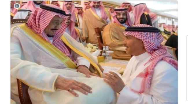 منوعات - جثا على ركبته أمامه.. صورة الملك سلمان ومحمد عبده تشعل مواقع ...