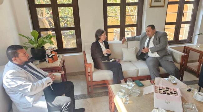 
                     قائد الحراك التهامي يلتقي السفيرة الفرنسية لدى اليمن