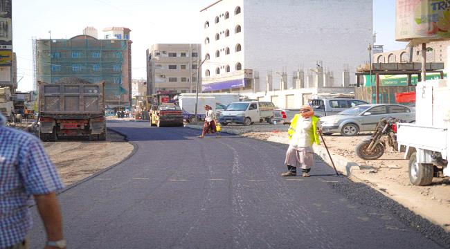 
                     عدن.. معاوية الشيخ عثمان يتفقد العمل في مشروع سفلتة شارع البنك التجاري
