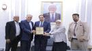 منح مدير عام شركة تجارية درع وزارة الشباب والرياضة.