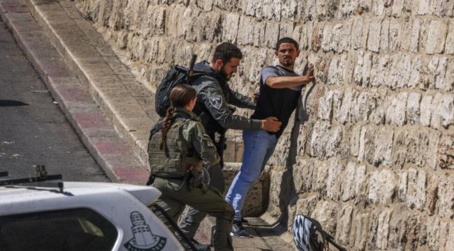 شاهد فيديو يوثق تنكيل الشرطة الإسرائيلية بشاب 