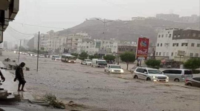 
                     مياه الامطار والسيول تتسبب بأضرار عدد من الطرقات بوادي حضرموت والصحراء