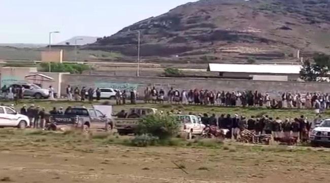 
                     قبيلة يمنية تمهل الحوثيين يومين لتسليم قتله أحد أبناء القبيلة بينهم قيادي حوثي