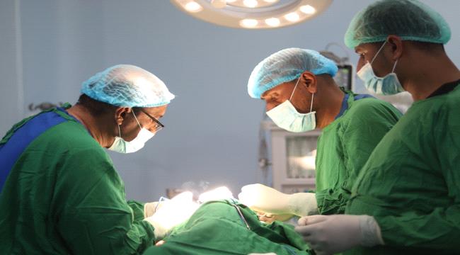 
                     بدء إجراء العمليات الجراحية بالمخيم الطبي في مستشفى عدن التعاوني الخيري
