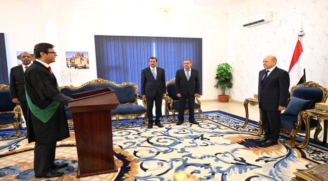 
                     المرفدي يؤدي اليمين القانونية امام الرئيس العليمي