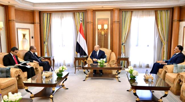 
                     لقاء يجمع رئيس مجلس القيادة الرئاسي بالسفير المصري