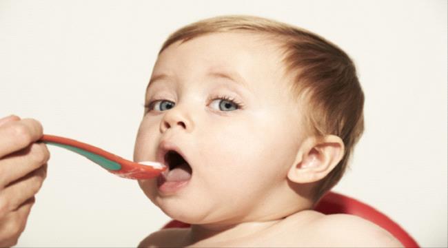 دراسة: إطعام الرضيع بالملعقة قد يضر بنموه ...