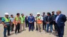 رئيس الوزراء يقوم بزيارة الى محطة الطاقة الشمسية في عدن والم ...
