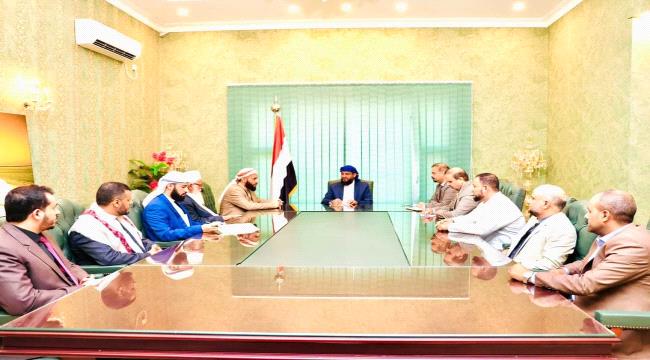
                     المحرّمي يعقد اجتماعاً موسعاً بقيادة وزارة الاوقاف والارشاد
