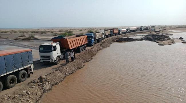 
                     أبين| فتح طريق مسار بالجسر السطحي لوادي بنا إثر تضرر الجسر بالسيول