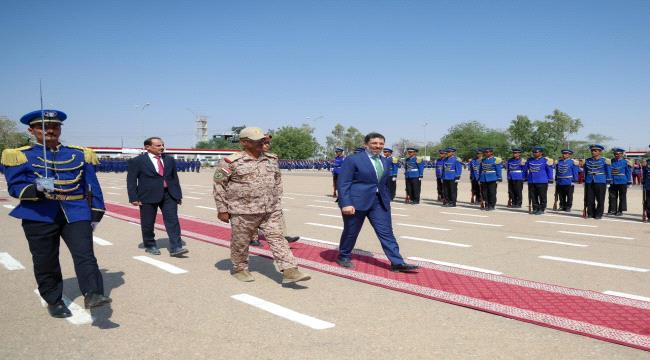 
                     رئيس مجلس الوزراء يزور كلية الطيران والدفاع الجوي بمحافظة مأرب