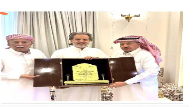 عرفان ينصب نجل الرئيس هادي رئيسا فخريا للنادي ويمنحه ترس تذكاري ...