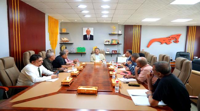 لملس يناقش مع قيادات المصافي ومنشأة الغاز إجراءات عاجلة لمعالجة الأزمة ...