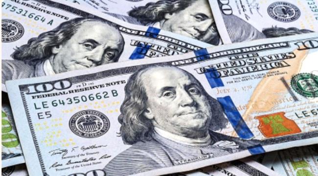 الدولار يتراجع إلى أدنى مستوى له ...
