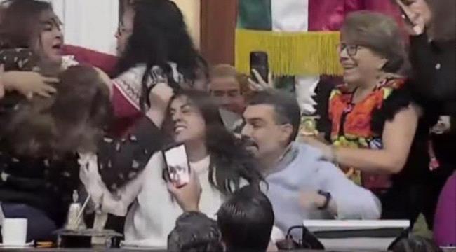 شاهد شد شعر واشتباك بين نائبات داخل الكونغرس على الهواء مباشرة 