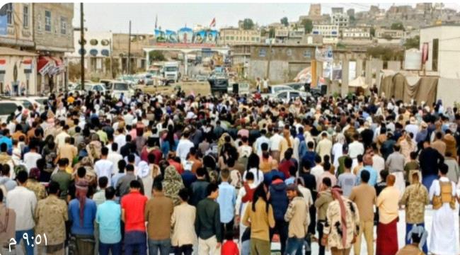 أبناء الضالع يؤدّون صلاة الجمعة في مخيم الاعتصام المفتوح