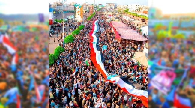عدن.. سيول بشرية وزخم جماهيري ضاغط نحو التعجيل بإعلان فك الارتباط - شاهد فيديوهات
