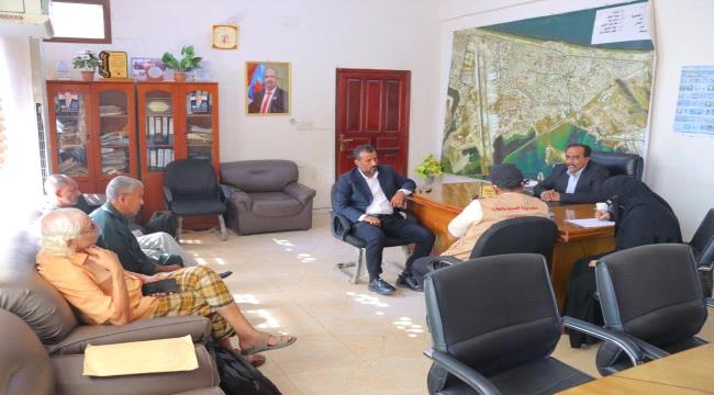 مدير عام خور مكسر يترأس اجتماعًا لمناقشة تكثيف الرقابة على الأسعار ومت ...