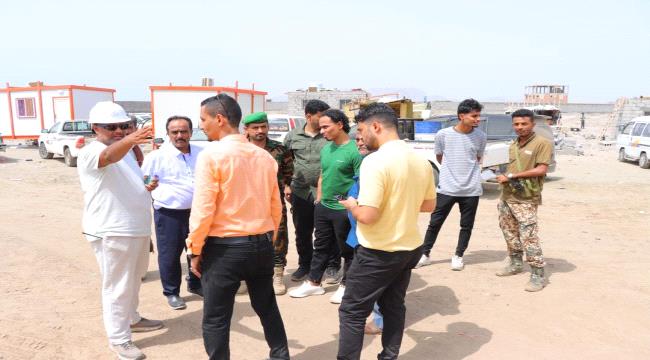 الزهري والسقاف يطلعان على سير الأعمال الإنشائية بمشروع بناء المستشفى ا ...