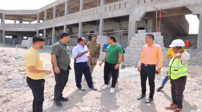 الزهري والسقاف يطلعان على سير العمل في مشروع بناء مدرسة الشهيد سالم قط ...