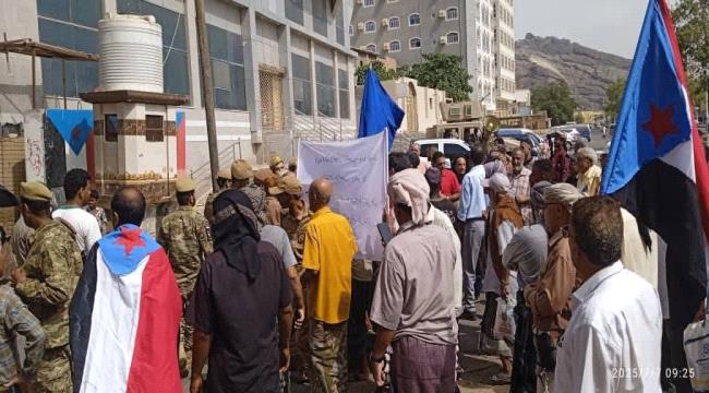 احتجاجات غاضبة أمام معاشيق بعدن تنديداً بتردي الخدمات وتفاقم الأزمات﻿ ...