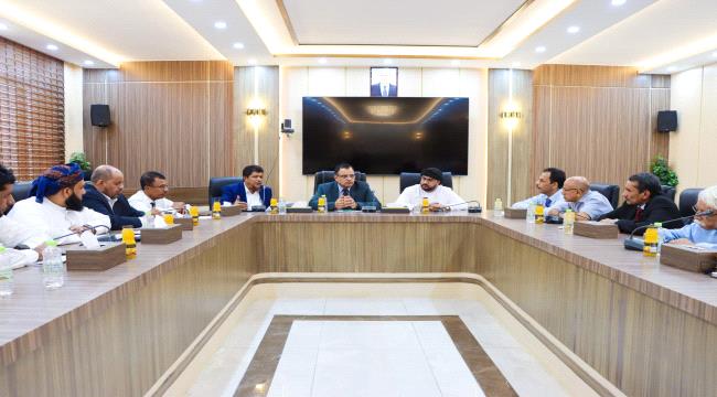 السقطري والحريزي يناقشان مشاريع التنمية مع قيادة السلطة المحلية بمحافظ ...