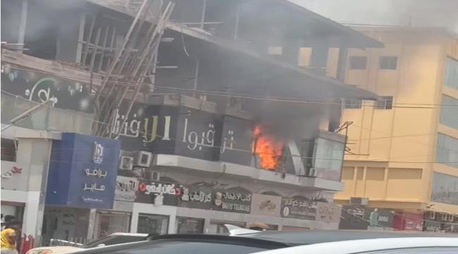 اندلاع حريق في الحجاز القديم بالمنصورة في العاصمة عدن ...