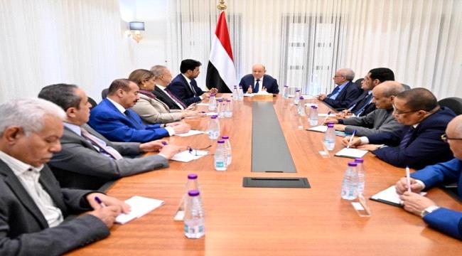ناشط يدعو مجلسي القيادة الرئاسي والحكومة لتقديم استقالتهم ...