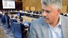 الأعسم يجلد الحكومة: نهبوا المساعدات… ويريدون الاستدانة.