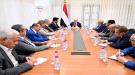 ناشط يدعو مجلسي القيادة الرئاسي والحكومة لتقديم استقالت.