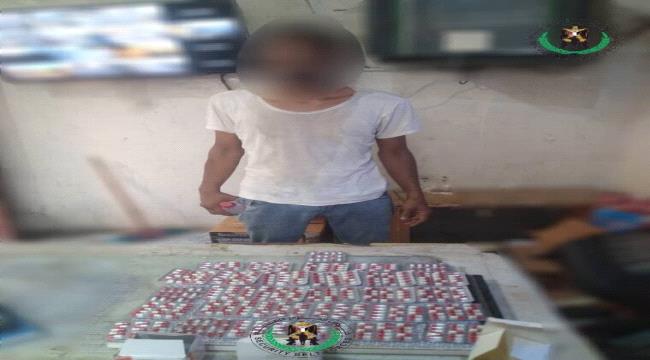 لحج .. ضبط شخصين بحوزتهما كمية من الحبوب المخدرة في نقطة الحسيني ...
