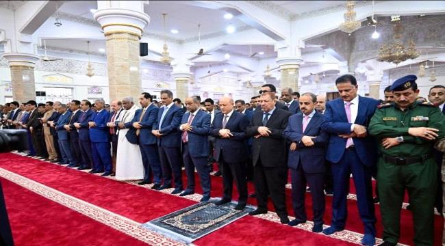 الرئيس العليمي يؤدي في عدن مع جموع المصلين صلاة عيد الاضحى المبارك ...