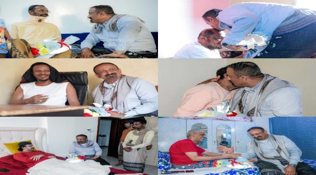 الوكيل النوبة يُنفّذ زيارات عيدية للجرحى المقعدين في منازلهم ...