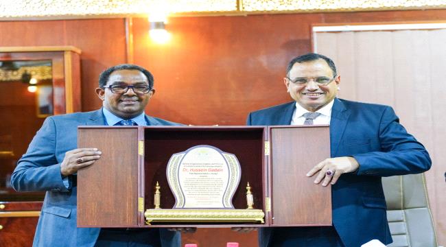 الوزير السقطري يستقبل وفد «الفاو» ويكرّم الممثل المقيم بمناسبة انتهاء  ...