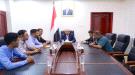 بن بريك يلتقي فريق مبادرة إعادة تأهيل الطريق الدولي في .