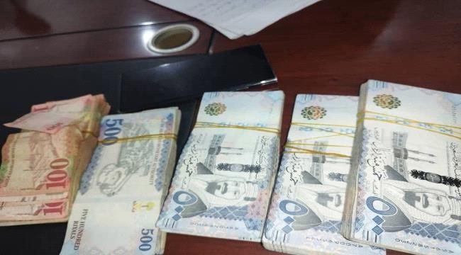 أمن العاصمة عدن يلقي القبض على متهم بسرقة 220 ألف ريال سعودي خلال عملي ...
