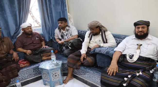 بوساطة أبو مشعل الكازمي.. العرف القبلي يحسم قضية مقتل يافعي  على يد صب ...