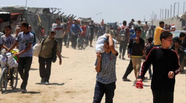 حشد من الجوعى يقتحم مستودع مساعدات في غزة ...