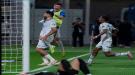 الهلال يحقق فوزا دراميا على الفتح في الدوري السعودي.