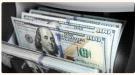 الدولار يصعد بفضل مؤشرات تراجع التوترات التجارية.