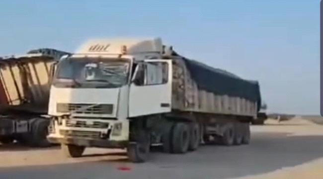 احتجاز شاحنات في نقطة أمنية في أبين بسبب رفضها دفع جبايات غير قانونية ...