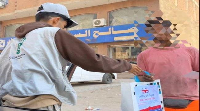 مبادرة روح توزع كسوة للمحتاجين في عدن بدعم من محل البيت البريطاني ...