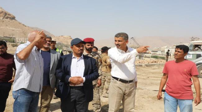 محافظ حضرموت يتفقد العمل بمشروع المرحلة الثانية لخور المكلا  ويوجّه بإزالة العوائق التي تعترض سرعة الانجاز