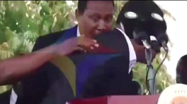 بعد السحر والشعوذة.. رجم رئيس زامبيا بالحجارة وفريق الحماية يتدخل ...