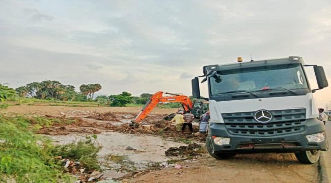 فرق صيانة مياه عدن تجري أعمال إصلاح خط مياه رئيسي تعرض للكسر في إنماء  ...