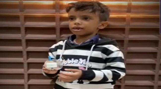 طالب مبدع من عدن يدهش مربيته بابتكار "لعبة البلبل" من مواد بسيطة! (فيديو)