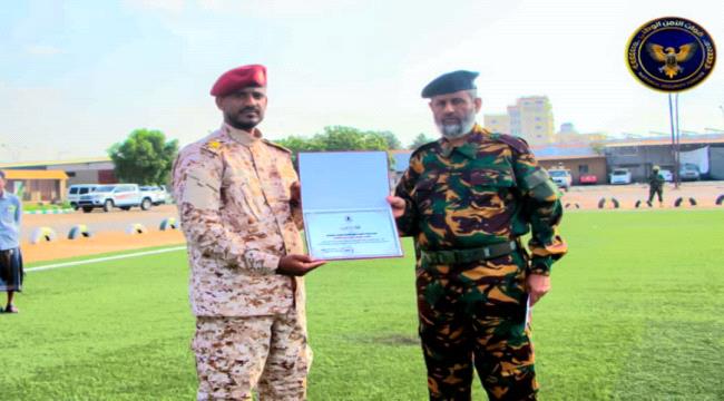 تكريم ضابط في قوات العمالقة تقديراً لموقفه الأخلاقي  ...