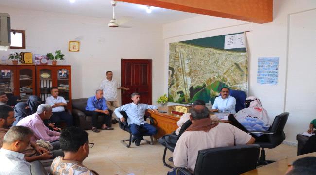 مدير عام خور مكسر يعقد اجتماعًا لمناقشة تنظيم الأسواق ومعالجة العشوائي ...