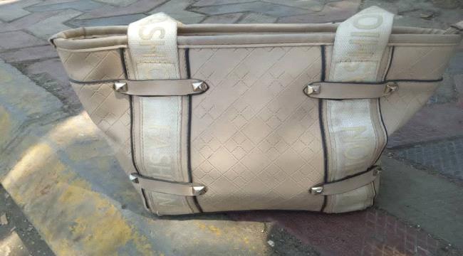 سائق باص في عدن يعلن العثور على شنطة نسائية نسيتها إحدى الراكبات  ...