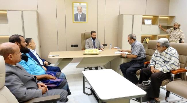 محافظ أبين يؤكد أهمية تحسين جودة الأداء الصحي ويناقش وضع قطاع الاتصالات